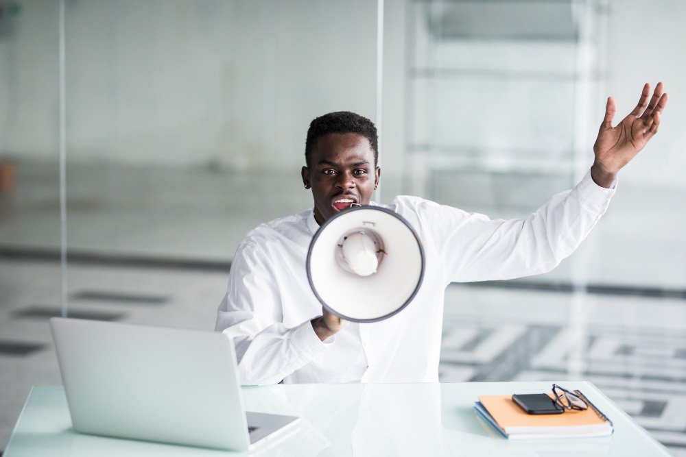 Annonce de recrutement au mégaphone