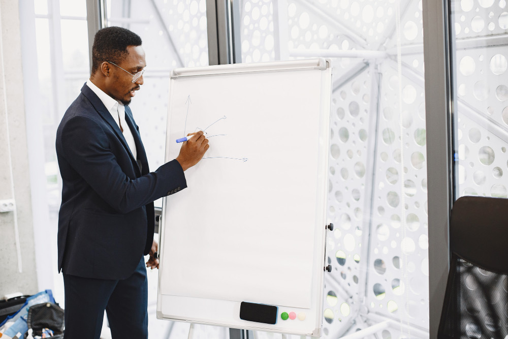 Un jeune professionnel présente un sujet au tableau